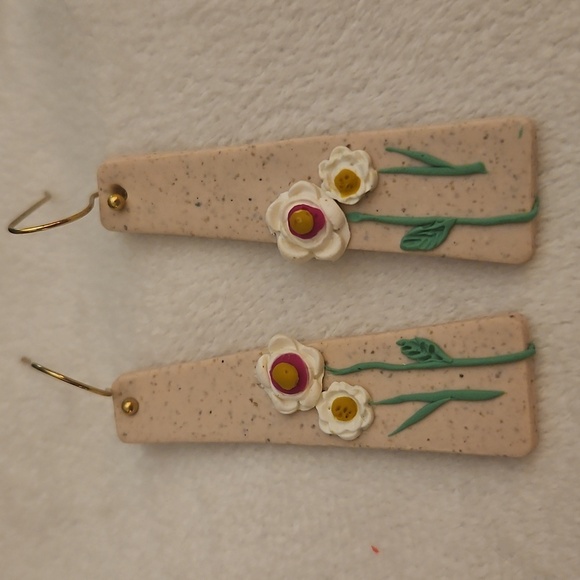 Vintage 1970s Floral Daisy Beige Linear Earrings - Picture 2 of 4